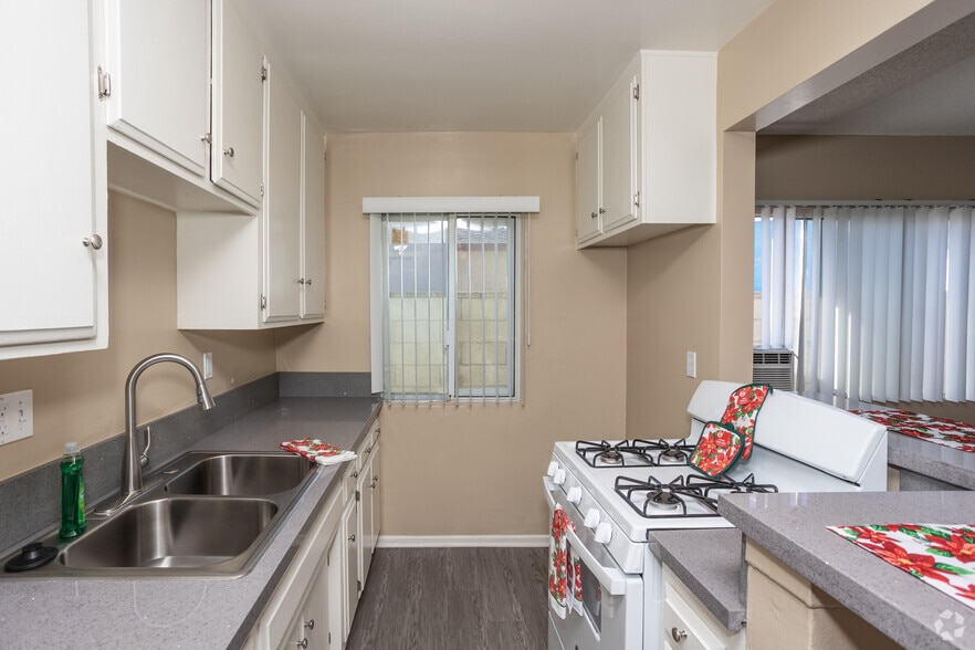 1BR, 1BA - 610SF - Kitchen - Alondra Palm LLC