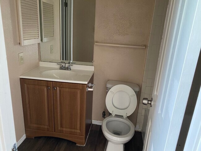 Bedroom 1 bathroom - 10661 Starcrest Dr