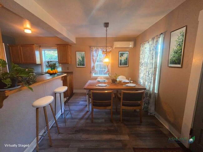 Building Photo - Three bedroom cottage on large lot | Available July
