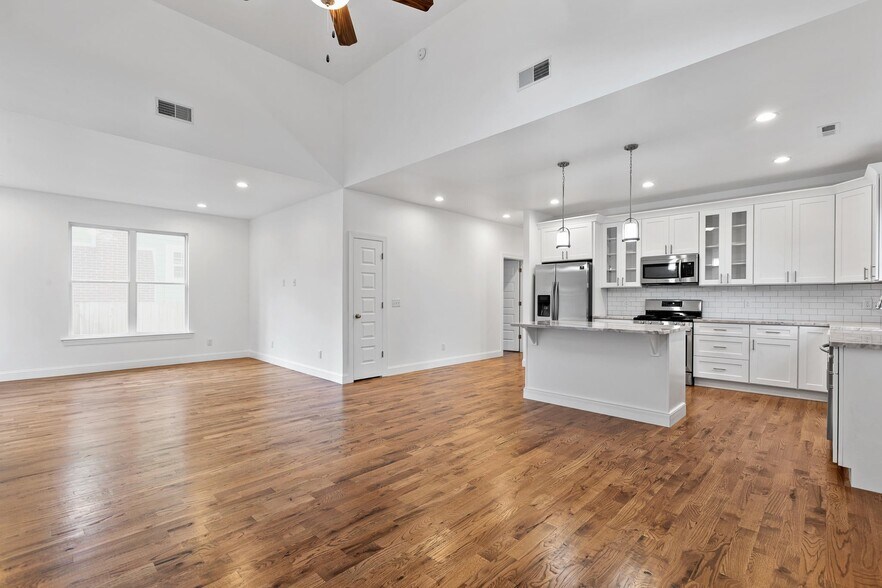 Building Photo - 2006 E 14th St