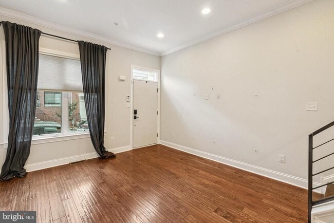 Building Photo - 719 E Thompson St