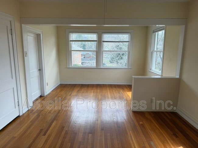 Building Photo - 707 E Unaka Ave