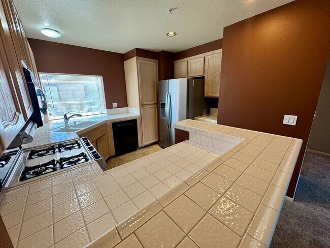 Building Photo - PENTHOUSE-STYLE UNIT IN SIGNAL HILL  w/180...
