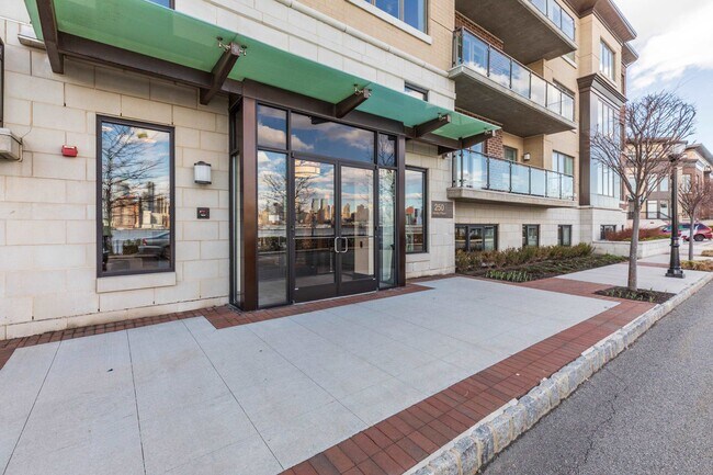 Building Photo - 250 Henley Pl