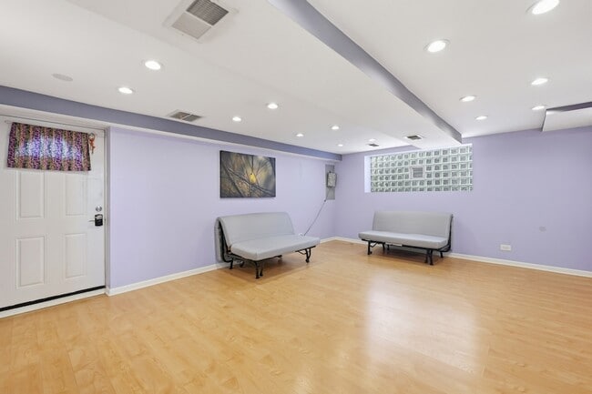Building Photo - 9020 S Constance Ave