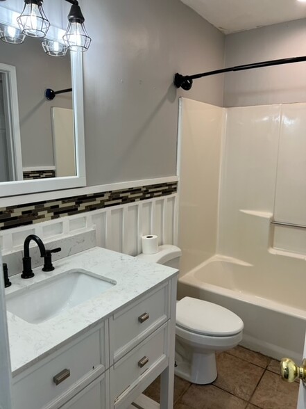 Secondary bathroom - 1061 Travelers Trl NW