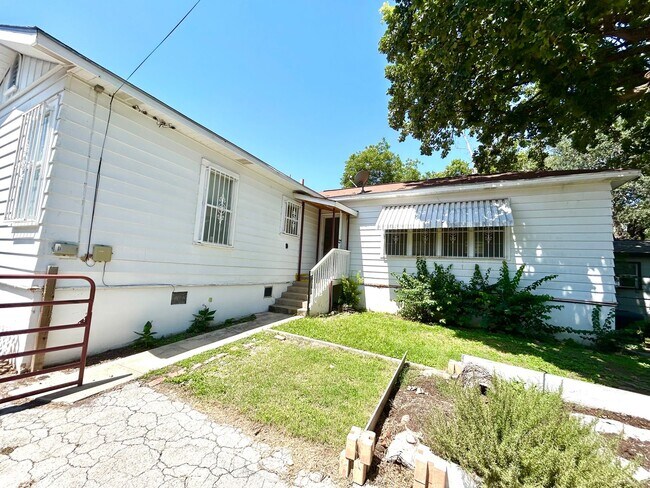 Building Photo - 1627 Schley Ave