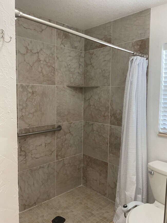 Building Photo - Charming 3-Bedroom Oasis with 2 Full Baths...