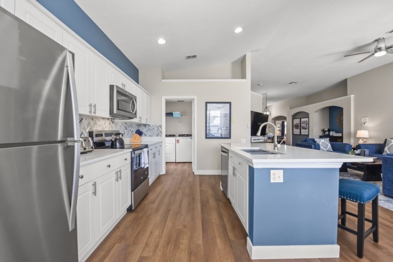 Building Photo - 8022 King Palm Cir