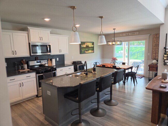 Building Photo - 3 bd, 2 ba house in E Columbia in great move-in shape, fenced, corner lot, w/d provided.
