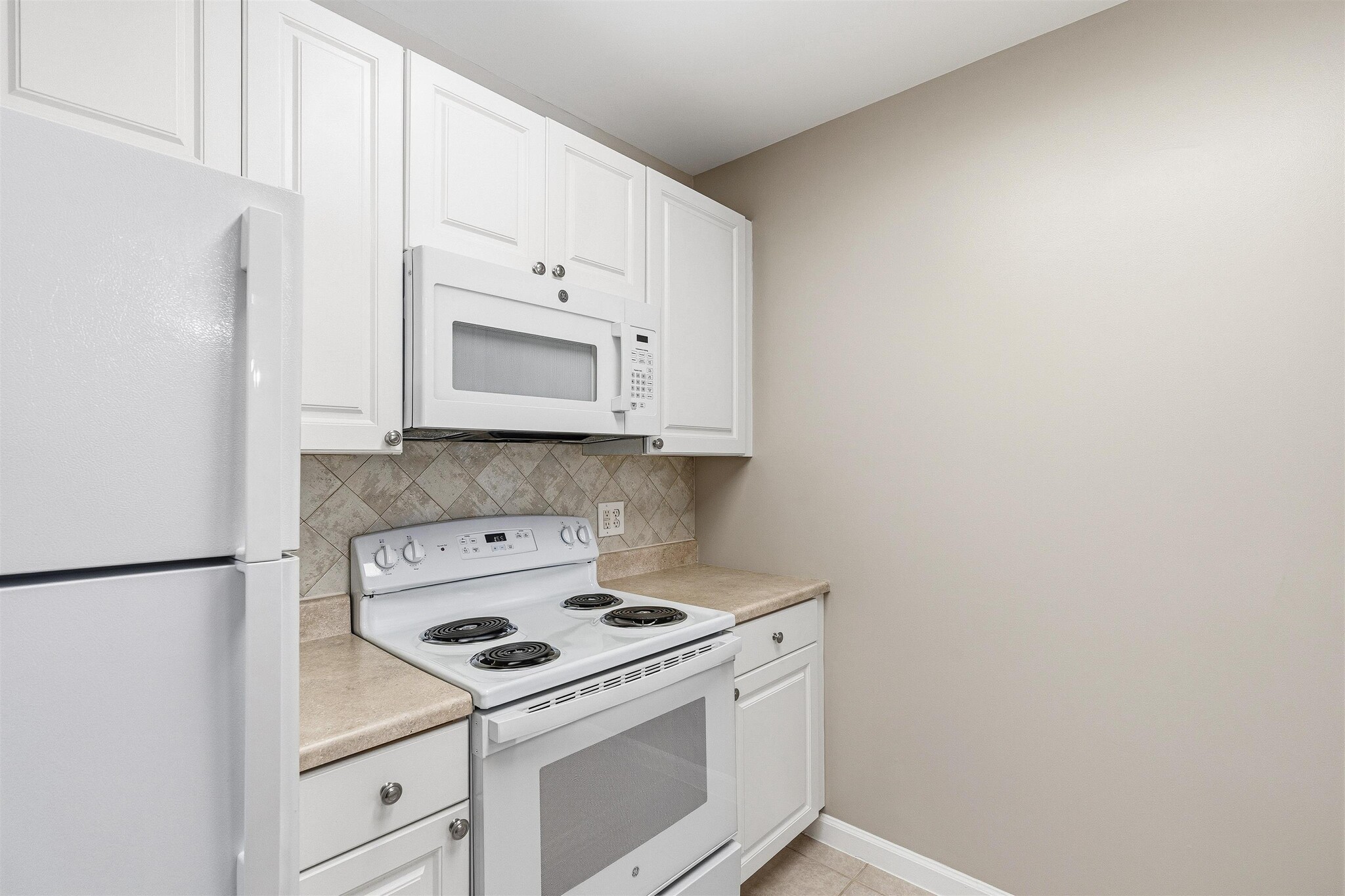 Building Photo - 905 River Rd