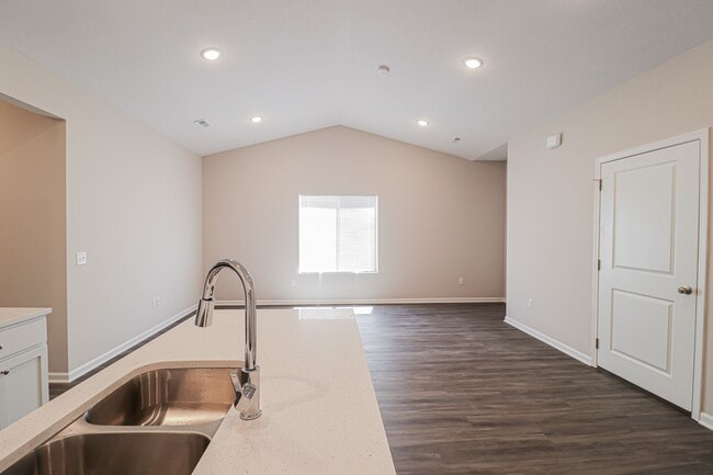 Building Photo - 2336 E Cheyenne Ct