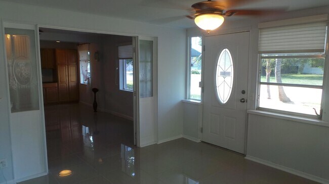 Building Photo - 370 Orange Way