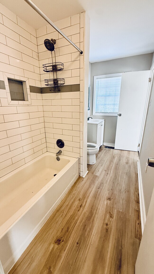 Building Photo - 2004 Chambers Dr NE