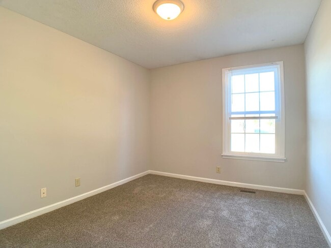 Building Photo - 102 Nuthatch Cir