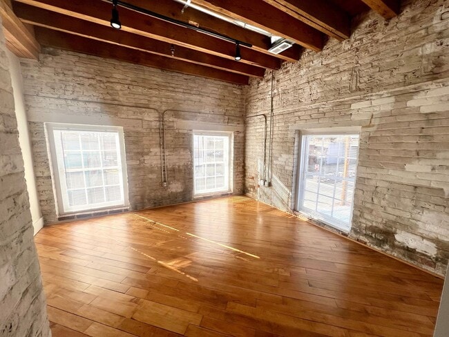 Building Photo - Beautiful 2 Bed in Historic Downtown Frede...