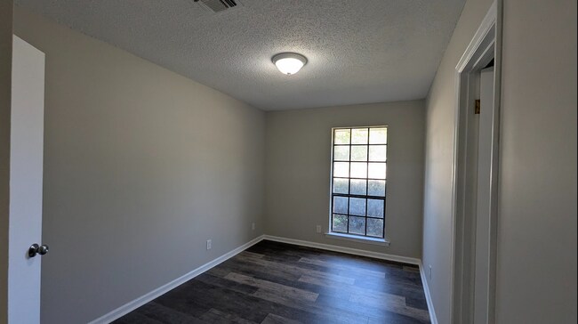 Building Photo - 4704 Ray Dr