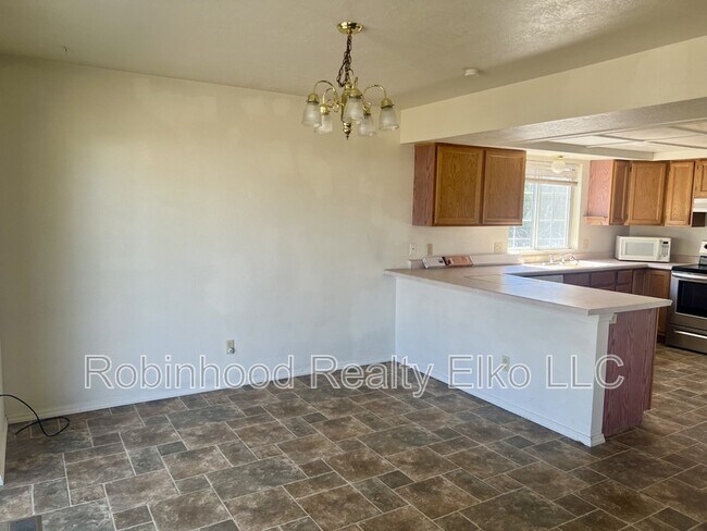 Building Photo - 132 Flora Pl