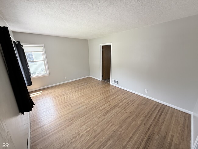 Building Photo - 9042 Mercer Dr