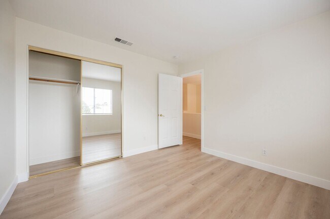Building Photo - Honey, I’m Home! This Lovely 3 Bedroom, Two-Story Home Is Located In Summerlin.