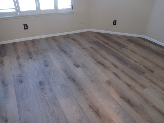 Building Photo - Remodeled 2-Bed, 2-Bath Condo with Garage ...