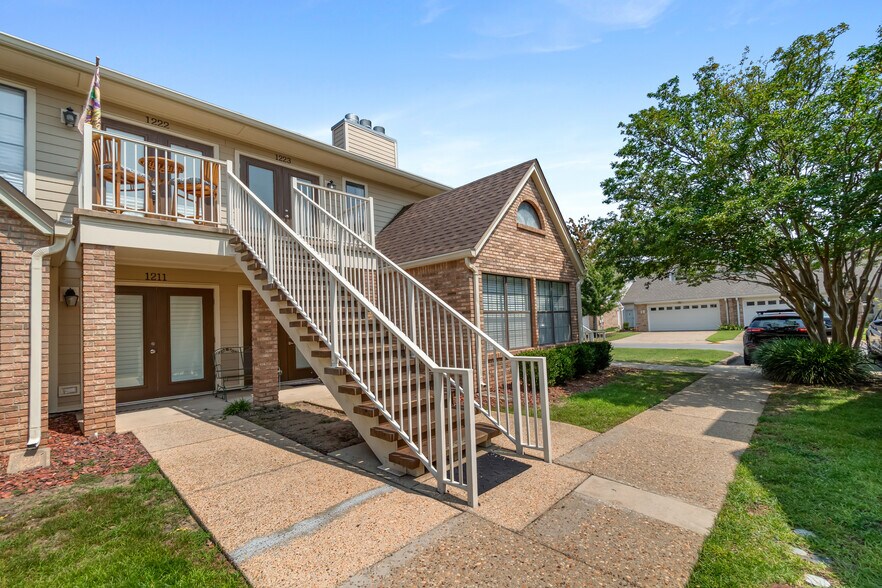 Primary Photo - 5001 Grande Dr
