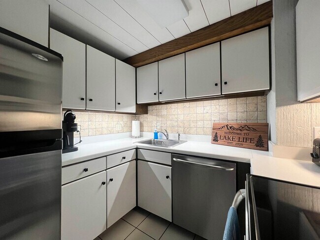 Building Photo - 112 Greensward Dr