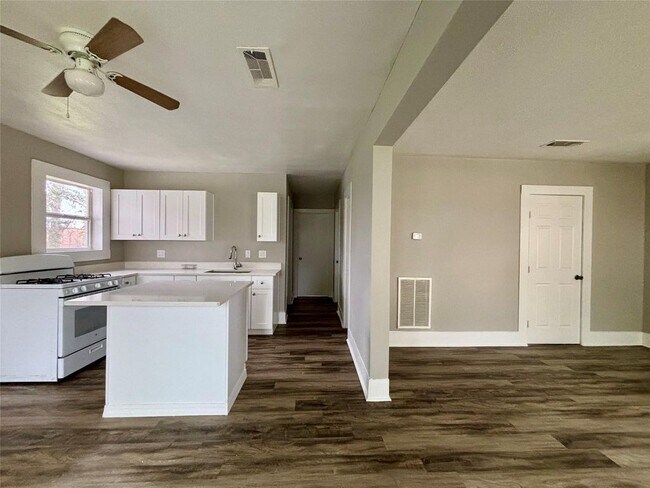 Building Photo - 9710 Casa Loma Dr