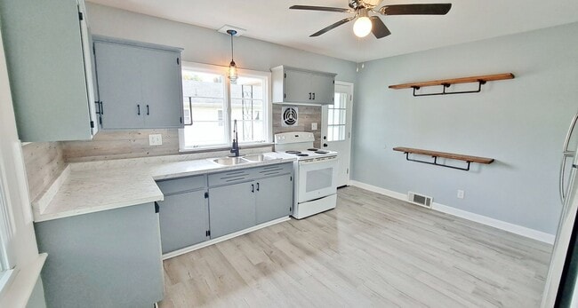 Building Photo - 4 Bed / 2 Bath Single Family Home