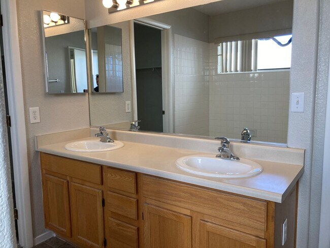 Building Photo - 3 bedroom 2 bath 2 car garage