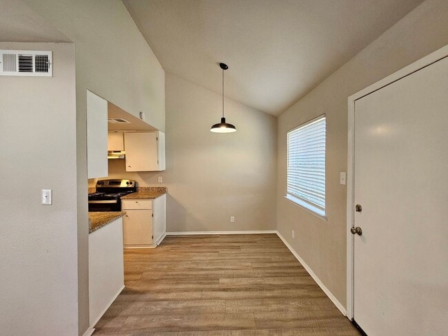 Building Photo - 3106 Trenton Dr