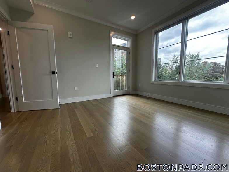 Building Photo - 104-106 Warren St.