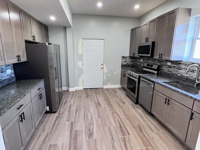 Building Photo - 4244 N Spaulding Ave