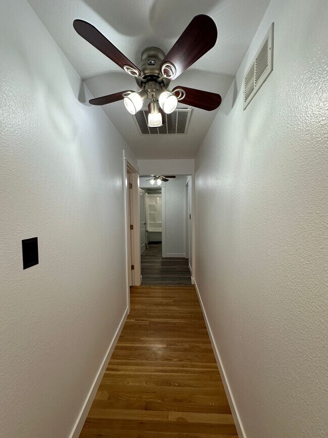Building Photo - 2414 W. Bruneau Ave. 4 Bedroom, 2 bath!