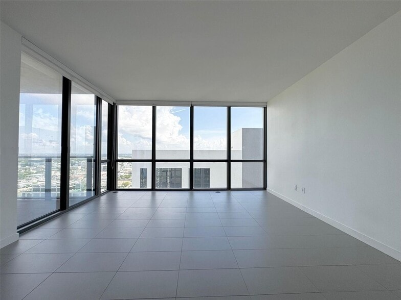 Building Photo - 1600 NE 1st Ave