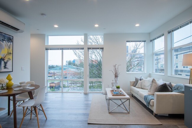 Building Photo - Modern 3BR/2BA Townhouse with Rooftop View...