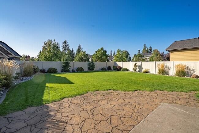Building Photo - 6649 N Madellaine Dr