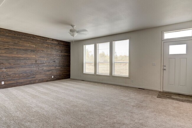 Building Photo - 3 Bed 2 Bath Pet Friendly Home