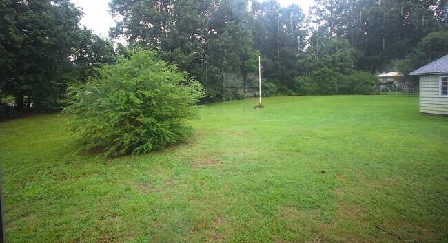 Building Photo - 2 bed home in East Ridge $250 off first mo...