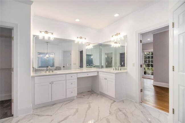 Building Photo - 960 Landmark Dr NE