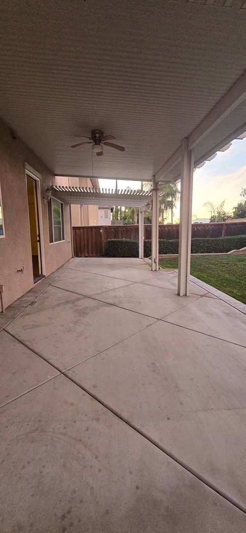 Building Photo - Spacious Redlands Family Home