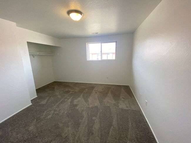 Building Photo - 2517 S Lakecrest Dr