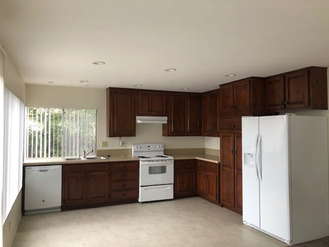 Building Photo - 4 Bed/2.5 Bath  Two Story Home in San Diego