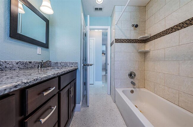 Building Photo - 14025 Yacht Club Blvd