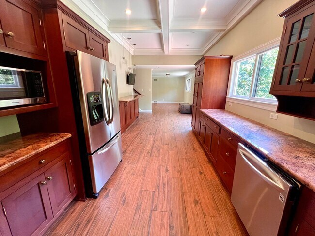 Building Photo - Cranberry - 6 bedroom 4 bathroom - Stunnin...