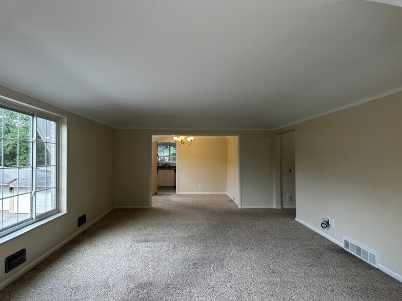 Living - 3030 Hardale Blvd