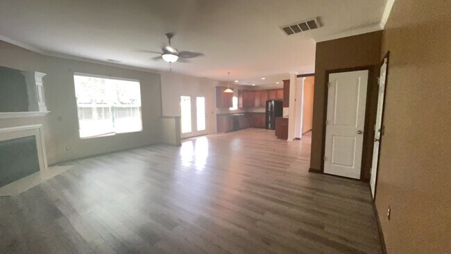 Building Photo - 4 Bedroom 2.5 Bath Home Located In Buckshi...