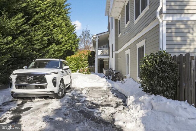 Building Photo - 200 W Wayne Ave