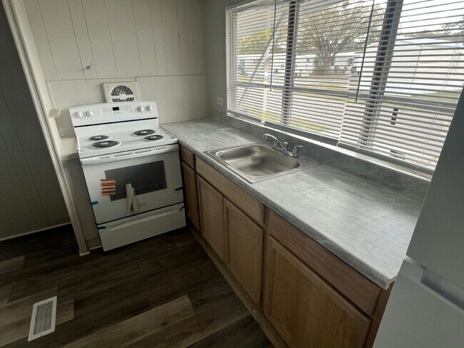 Building Photo - 133 Lakeside Garden Cir