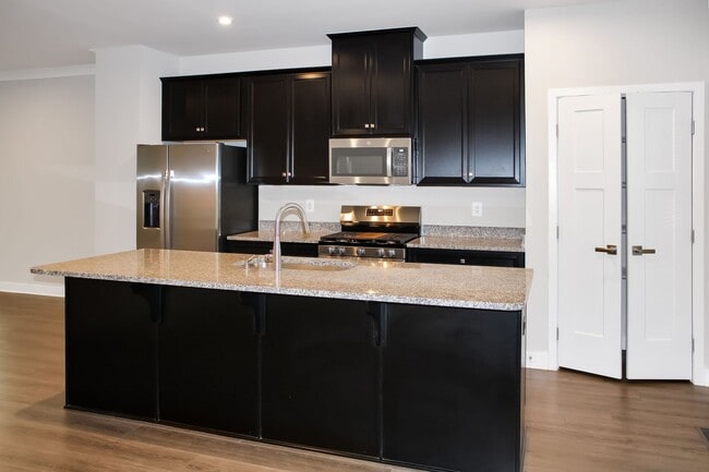 Building Photo - End-unit Townhouse with mountain views